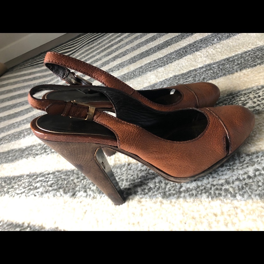 Elie Tahari pumps